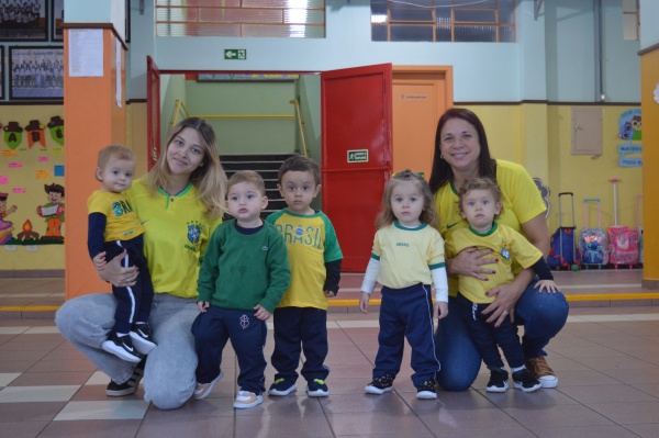 Turma da tarde - Educandos Passionistas na torcida pelo Hexa! Col�gio Passionista S�o Jos�