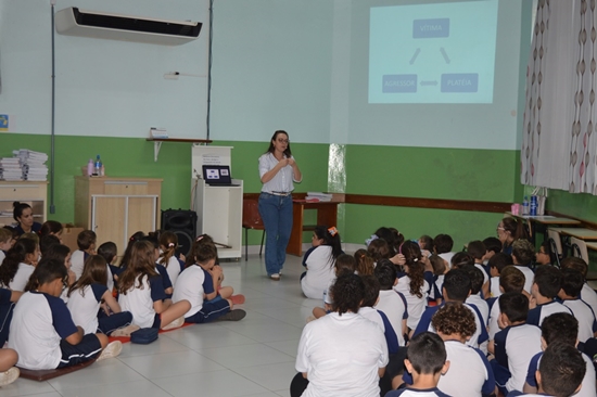 Projeto de Bullying - Palestra com a Psic�loga Juliana Maria Col�gio Passionista S�o Jos�