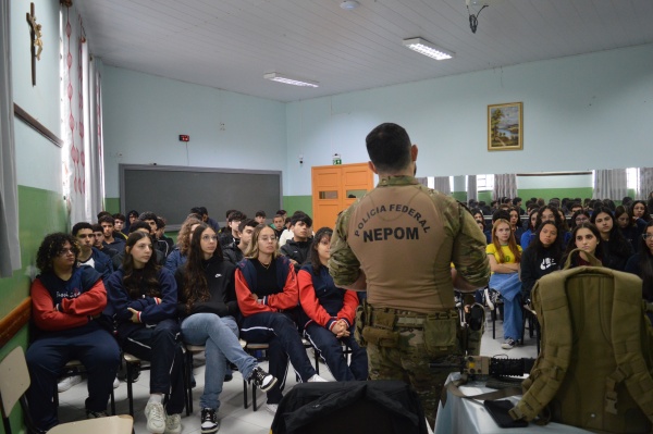 Ensino M�dio- Palestra sobre o tema 'Escolhas' com agentes da Pol�cia Federal Col�gio Passionista S�o Jos�