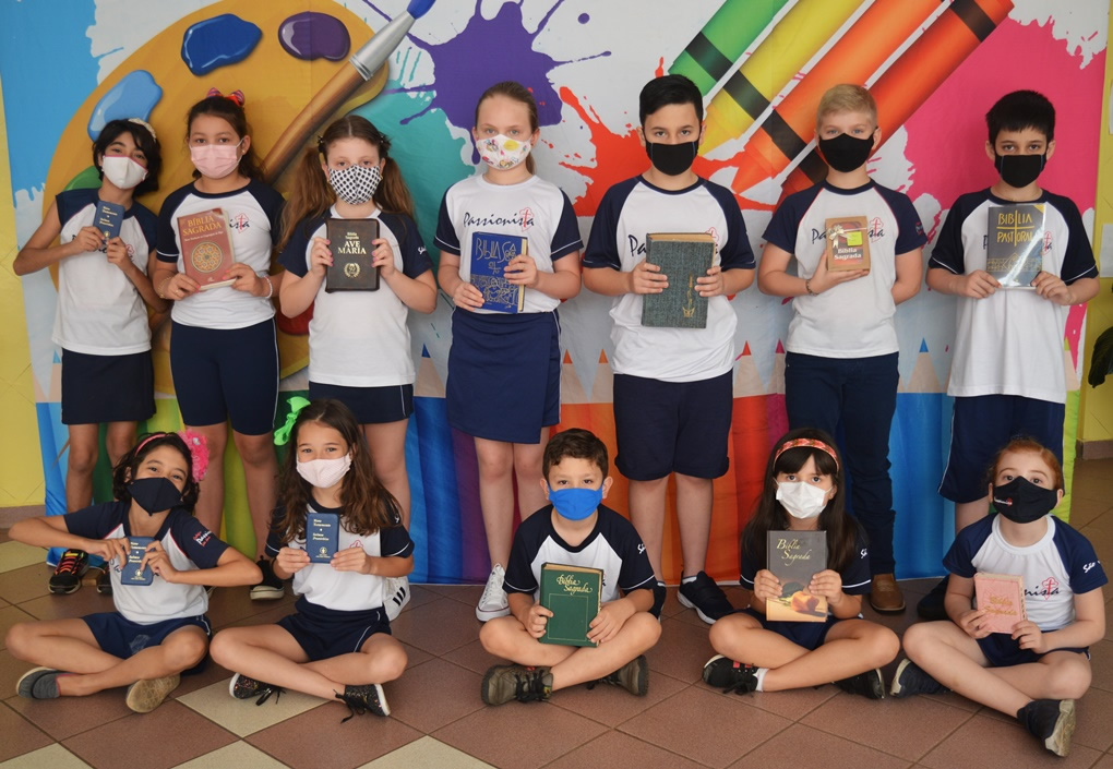 Entrega das B�blias e livros, arrecadados no m�s de setembro Col�gio Passionista S�o Jos�