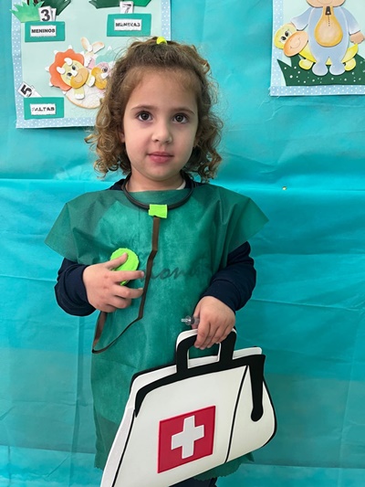 Brincadeiras de cuidar.  Col�gio Passionista S�o Jos�