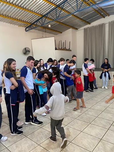 2� E.M. - Doa��o de Chocolates � Creche Raio de Luz Col�gio Passionista S�o Jos�