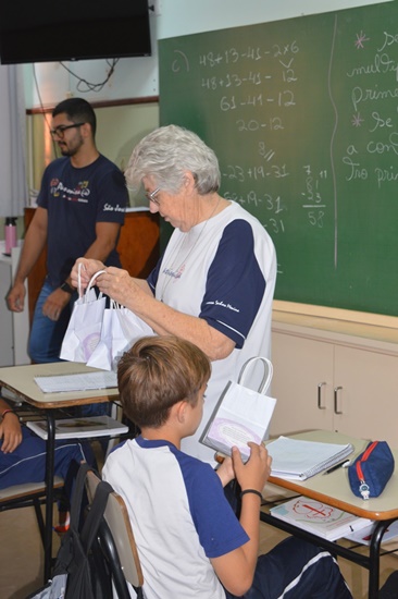 Entrega das lembrancinhas de P�scoa Col�gio Passionista S�o Jos�