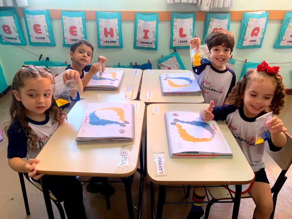 Maternal II B - Azul + Amarelo = Verde Col�gio Passionista S�o Jos�