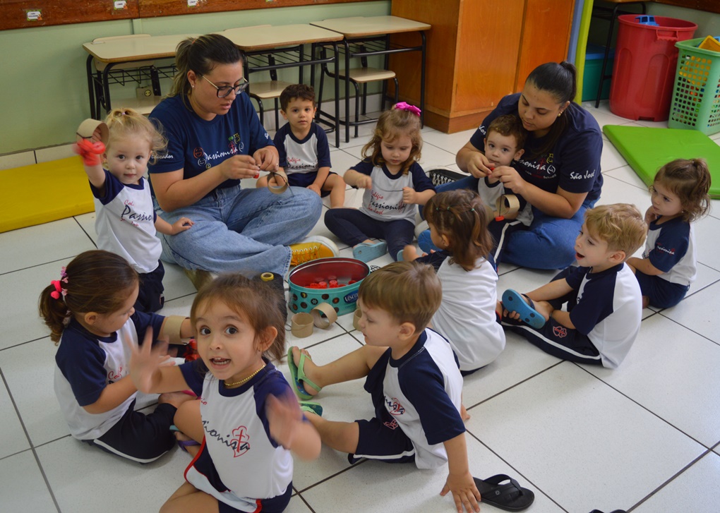 Maternal II - Confec��o de Chocalho Col�gio Passionista S�o Jos�