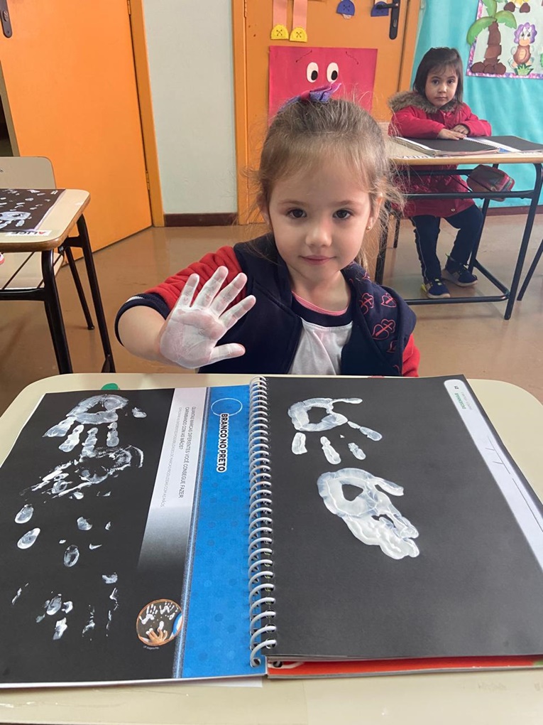 Maternal III A - Carimbo com as M�os Col�gio Passionista S�o Jos�