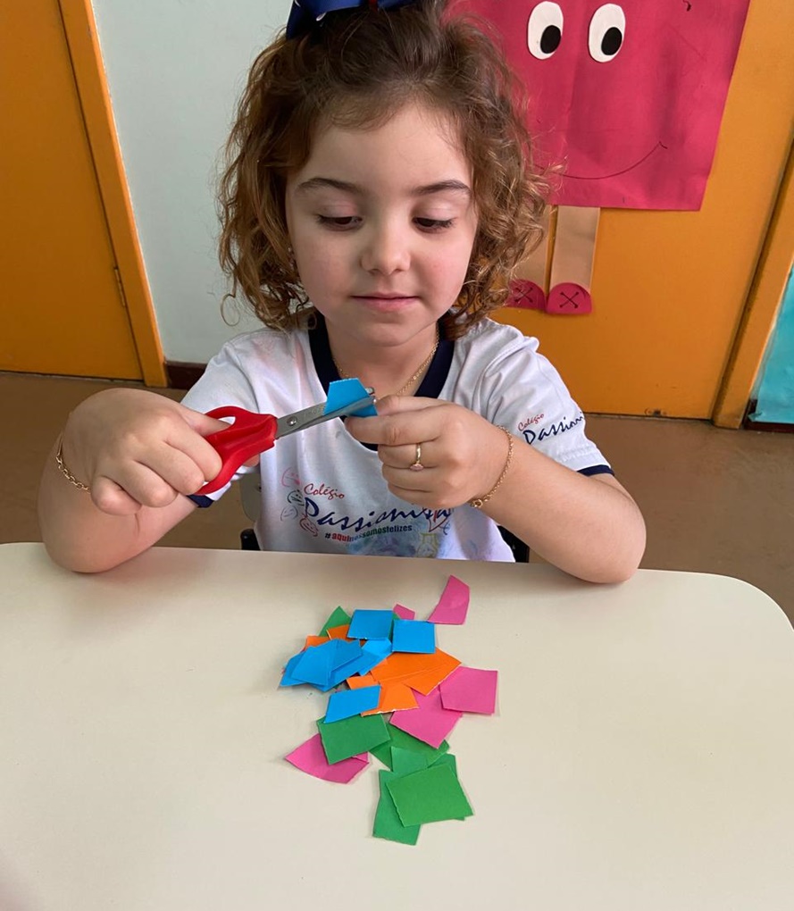 Maternal III A - Trabalhando a habilidade de cortar com a tesoura  Col�gio Passionista S�o Jos�